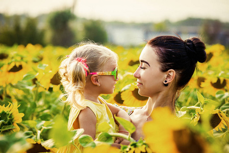 妈妈和女儿领域的向日葵