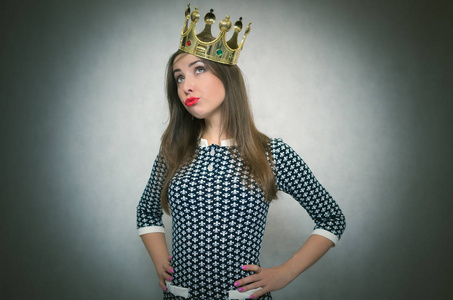 自私自私的女人.傲慢的心怀不满的女孩, 自尊心很高.