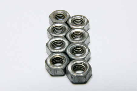 两列上白色的螺杆螺母照片