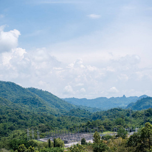 天然发电厂被群山环绕