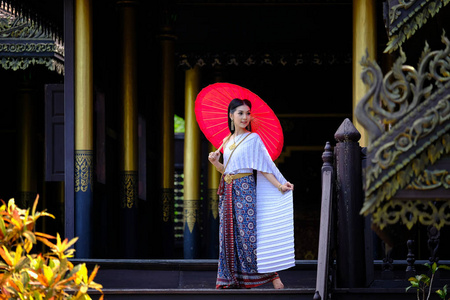泰国寺庙中的漂亮的泰国女孩传统服装服装