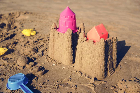 沙滩上可爱的沙滩城堡