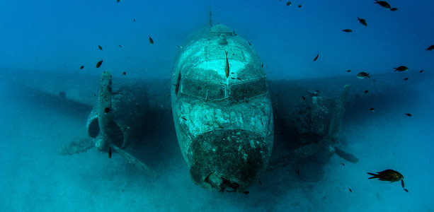 潜水的飞机残骸