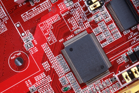 特写镜头的电子电路板红与处理器的计算机照片