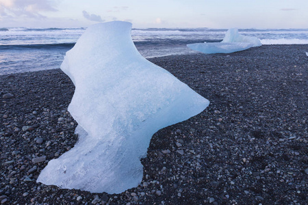 从冰川上黑岩砂海滩天际线破冰