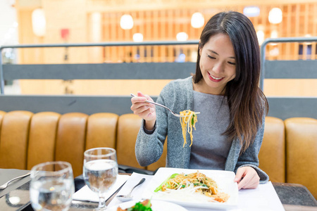 女人在餐厅享用晚餐