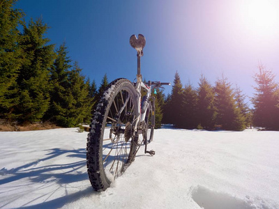 宽视野的山地自行车照片在深雪。冬天山与路