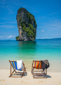 空的椅子上泰国美丽的海滩