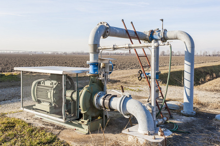 灌溉用水抽油系统