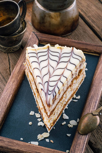发扬艾斯达哈兹, 坚果蛋糕, 一块蛋糕特写, 蛋糕与坚果, 蛋糕在木桌上