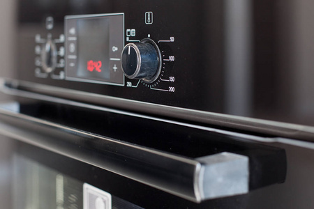 现代化的烤箱的特写镜头焦点