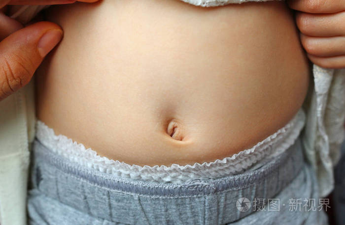 小女孩在她的肚子痛照片-正版商用图片0ov2cb-摄图新视界