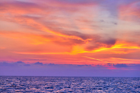 美丽的天空在日落的海面上风景如画的景色