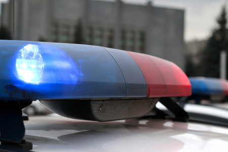 汽笛声蓝色和红色闪烁的警车,乌克兰的汽笛声照片