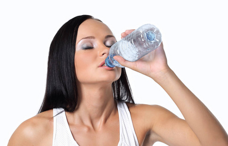 运动中的女孩喝水