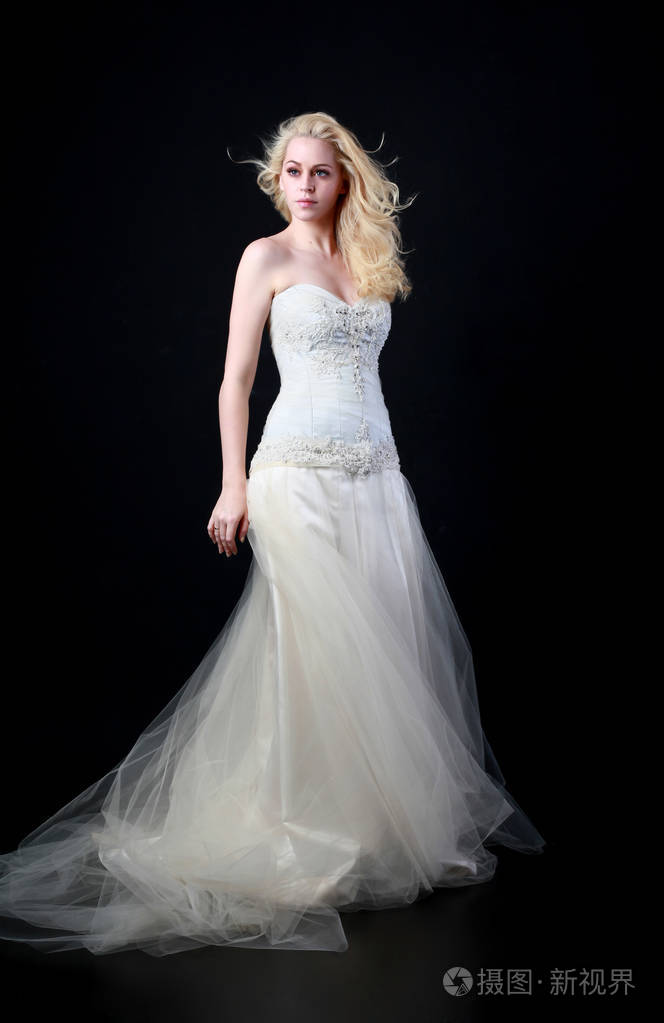 穿白色新娘礼服的模特全长肖像黑色背景站立姿势