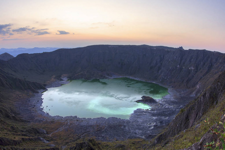 在火山口的绿色硫酸湖照片