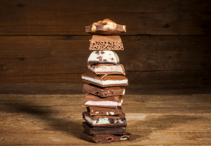 巧克力堆栈上木制背景图片