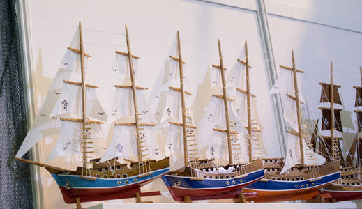 一套小型彩色帆船模型