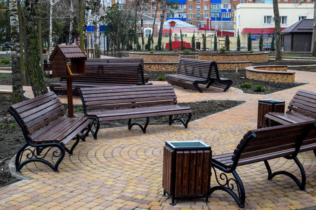 公园里的长凳。公园里的人行道瓷砖。公园的休闲基础设施