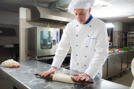 微笑在工作的厨师图片