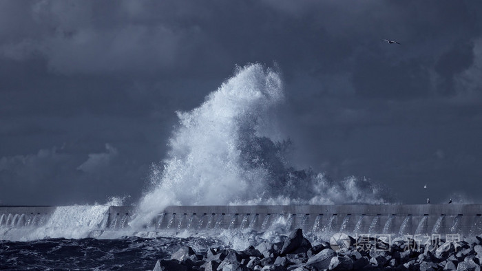 飞溅的大暴风雨海浪