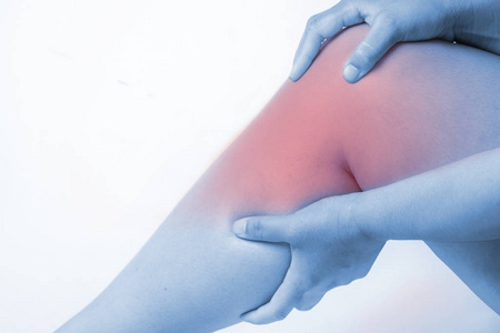 膝关节损伤在人类.knee 疼痛，关节痛人医疗 单色调突出显示在膝