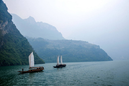 湖北巴东长江巫峡口链溪帆船图片