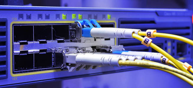 光纤缆线连接到数据中心