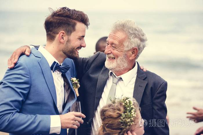 两个男人在沙滩上拥抱海滩婚礼