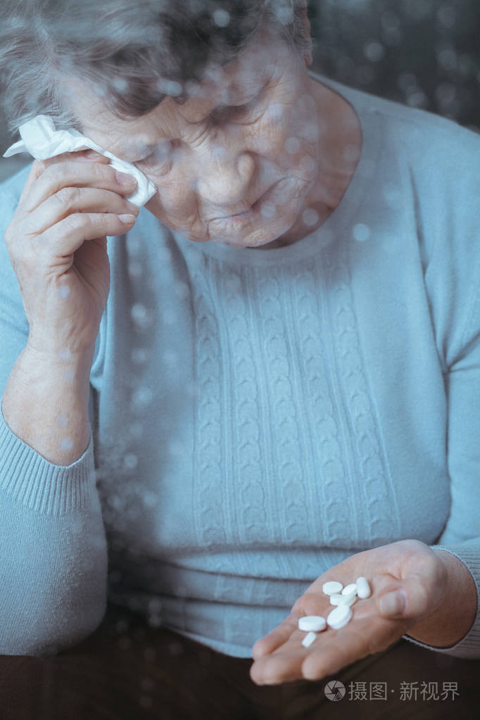 生病了高级女人在哭