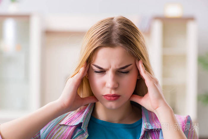 家庭遭受痛苦的年轻妇女