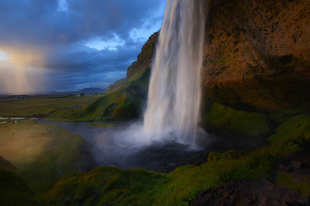 Seljalandsfoss 瀑布在日落期间, 冰岛