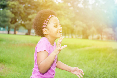 小公园里玩的快乐和喜悦非洲裔美国女孩