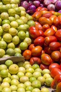 特写的许多五颜六色的蔬菜，在市场上站秘鲁