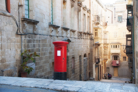 古老的历史海岛马耳他。中世纪老城。红色电话亭