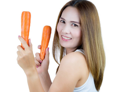 拿着胡萝卜，孤立的白色背景上的亚洲女人。健康食品的概念
