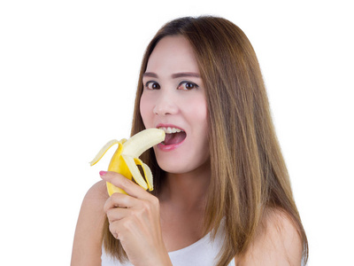 亚洲女人吃香蕉，孤立的白色背景上。健康食品的概念