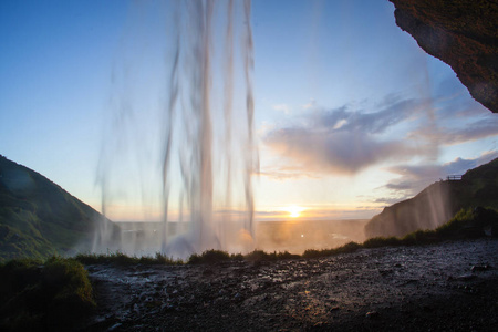 Seljalandsfoss 瀑布在日落期间, 冰岛