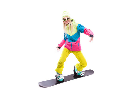 滑雪服的女人骑着滑雪板