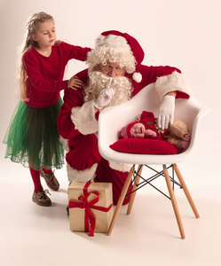 圣诞肖像可爱的小婴儿女孩, 穿着圣诞衣服, 工作室拍摄, 冬季时间