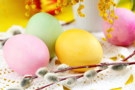 在桌子上的复活节彩蛋