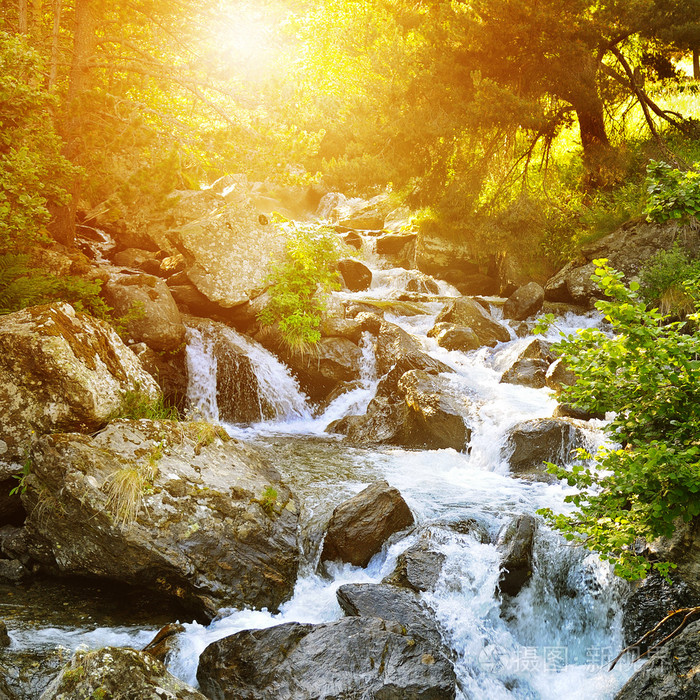 太阳高山流水风景图图片