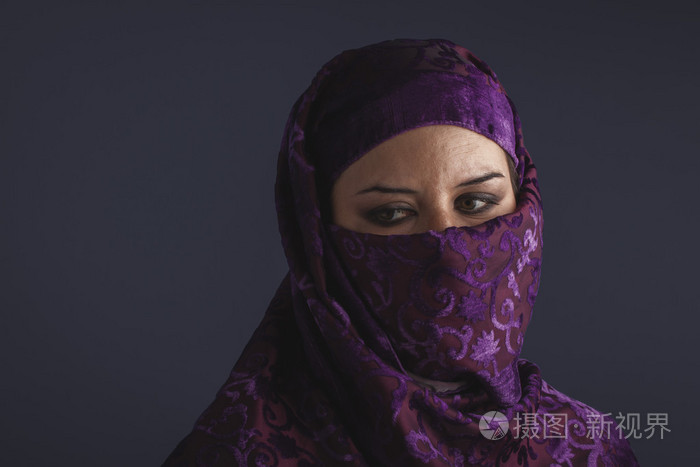 与传统的罩袍面纱的女人