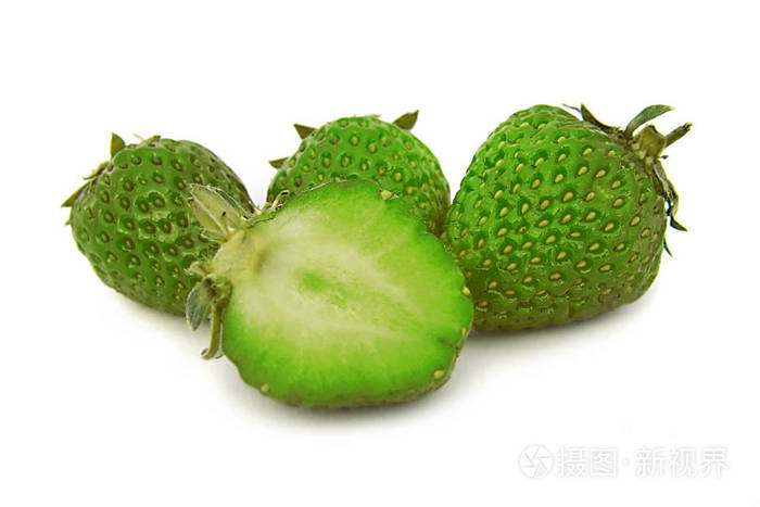 美丽成熟大明亮的草莓在孤立的背景隔离绿色草莓