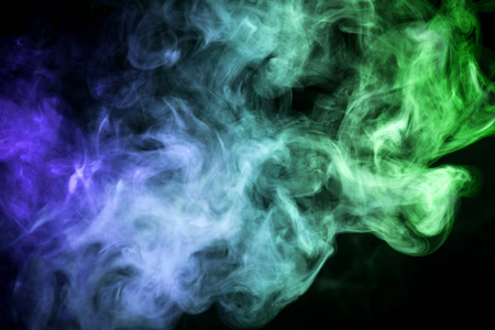 厚绿色, 蓝色烟雾在黑色孤立的背景。从 vap 的烟雾背景