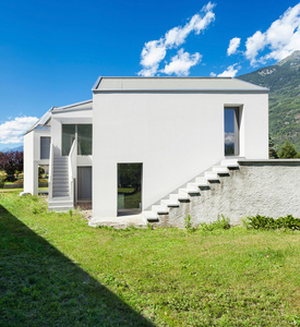 草地上的房子图片