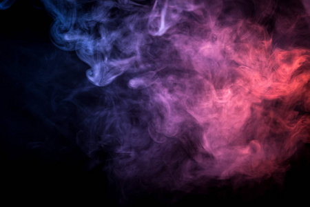 厚粉色, 红色, 蓝色, 紫色烟雾在黑色孤立的背景。从 vap 的烟雾背景