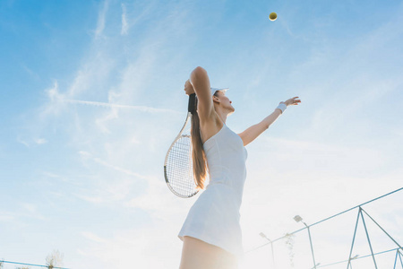 女子发球球网球比赛图片