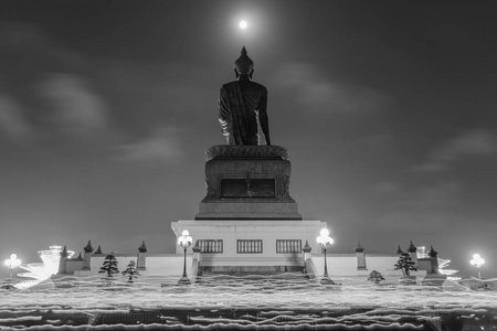 马卡纪念日，从佛教徒的烛光绕着它们动 Phutthamonthon 区，泰国佛统府省天坛大佛。黑色和白色